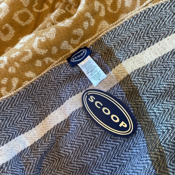 Scoop reversible poncho scarf - Picture 6 of 12